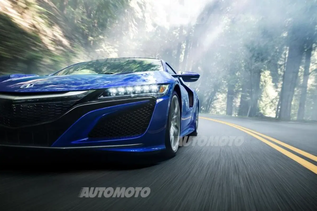 Honda NSX, le prestazioni della supercar ibrida giapponese (2)