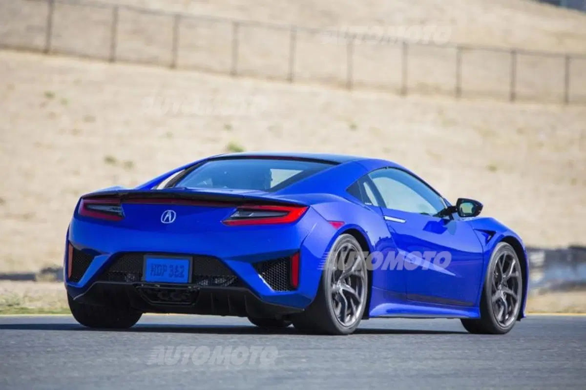 Honda NSX, le prestazioni della supercar ibrida giapponese (4)