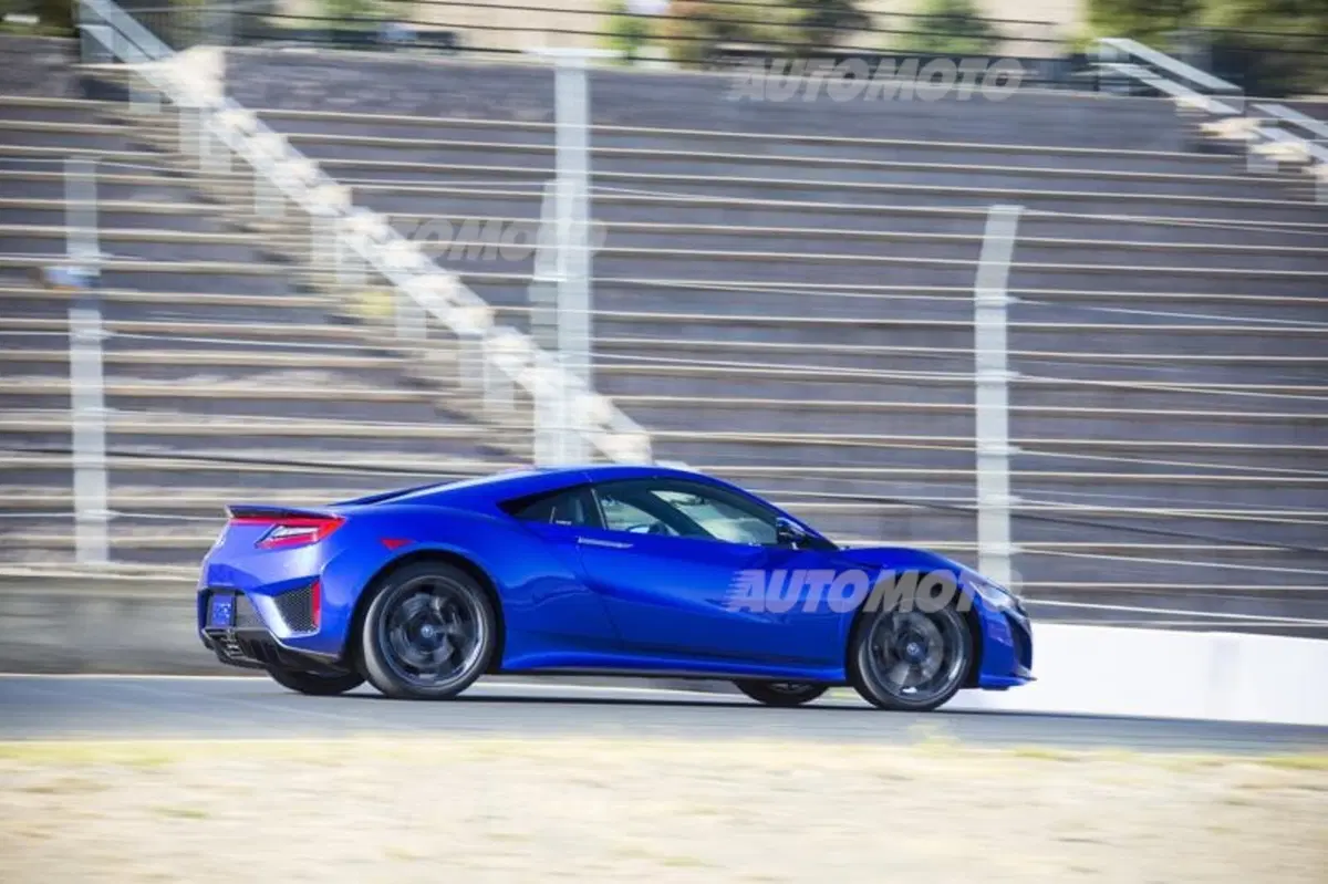 Honda NSX, le prestazioni della supercar ibrida giapponese (6)