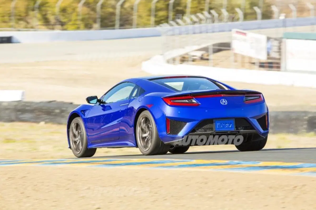 Honda NSX, le prestazioni della supercar ibrida giapponese (14)
