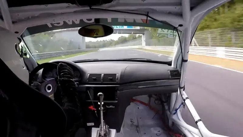Bmw perde una portiera a 280 km/h al Nurburgring [video]