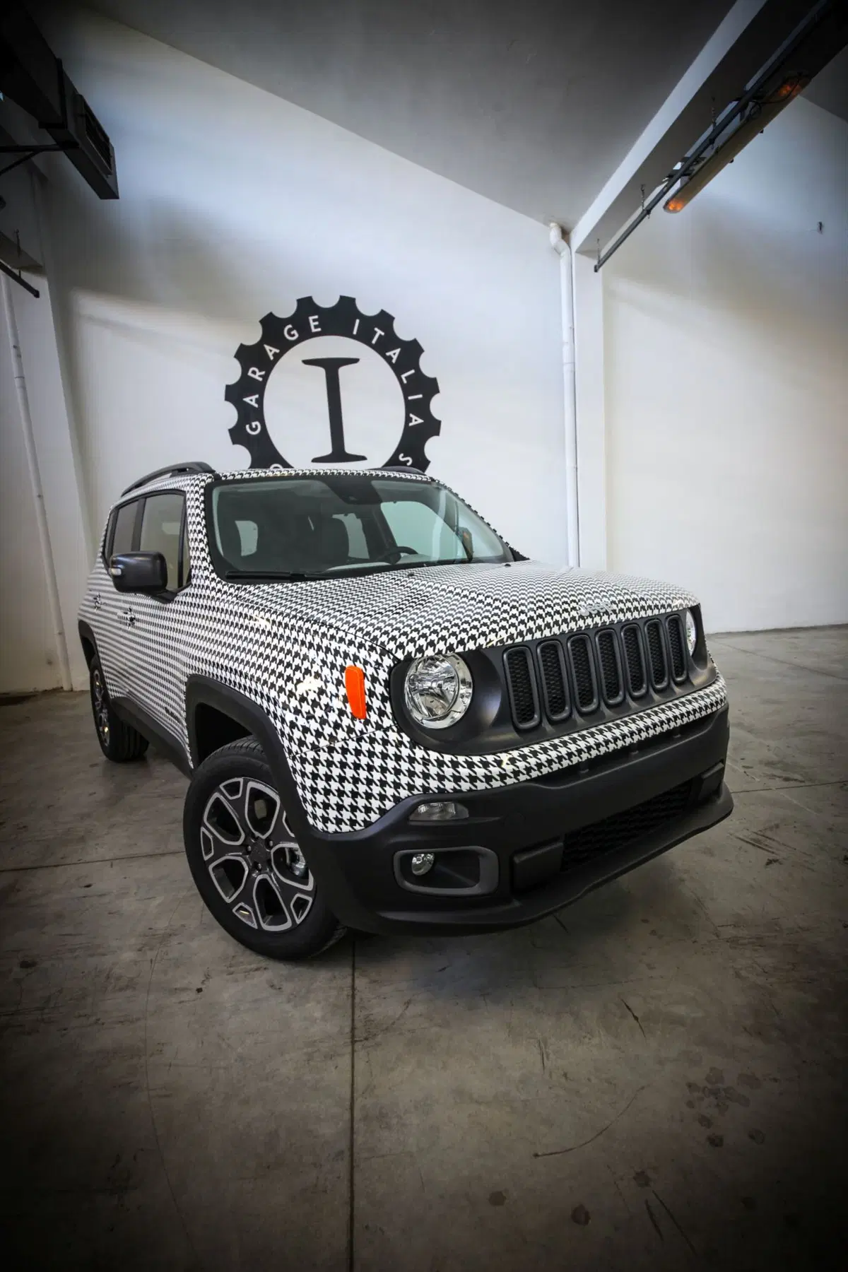 Da Lapo Elkann una Jeep Renegade per Womanity Foundation (9)