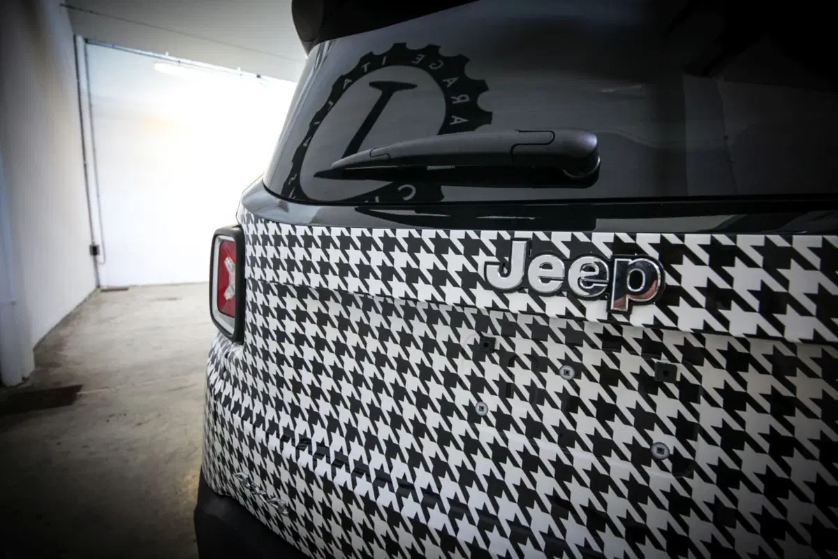 Da Lapo Elkann una Jeep Renegade per Womanity Foundation (10)