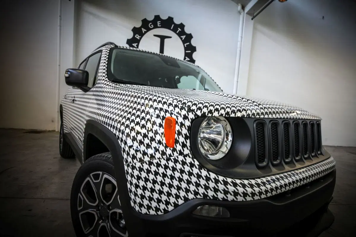 Da Lapo Elkann una Jeep Renegade per Womanity Foundation (11)