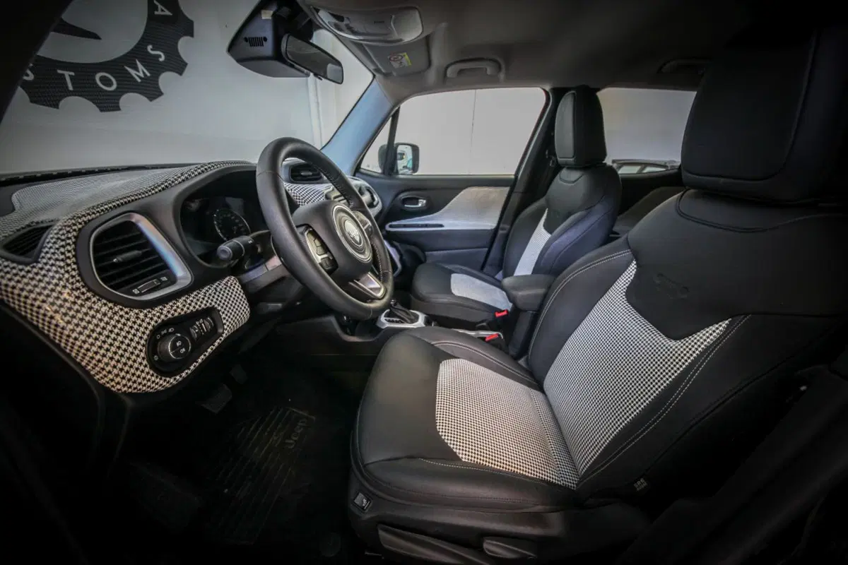 Da Lapo Elkann una Jeep Renegade per Womanity Foundation (15)