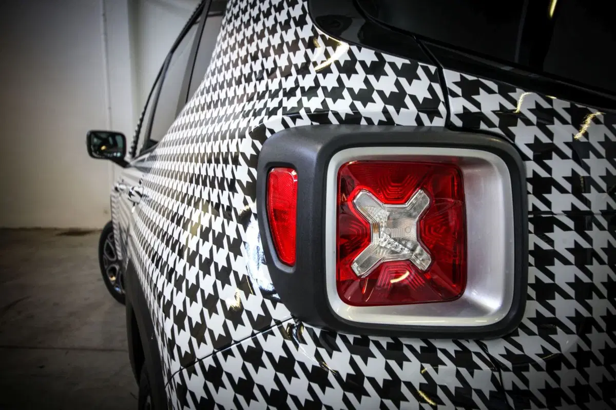 Da Lapo Elkann una Jeep Renegade per Womanity Foundation (16)