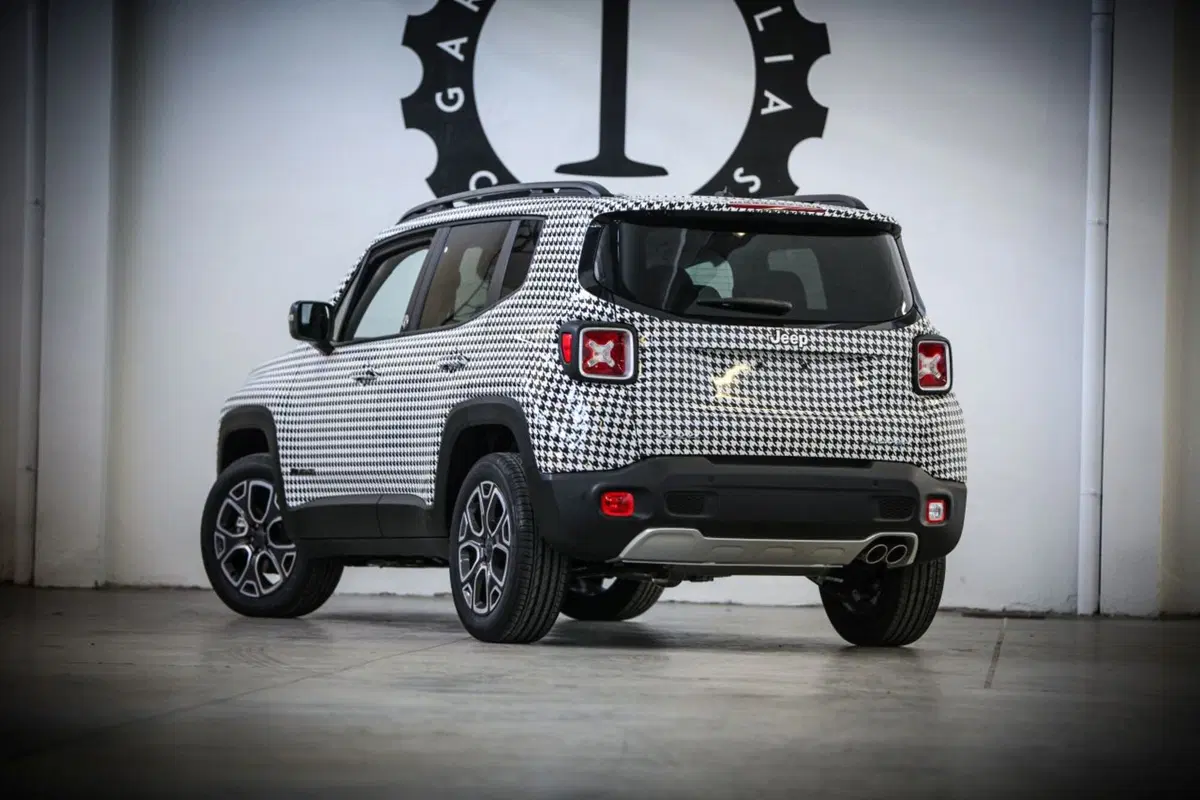 Da Lapo Elkann una Jeep Renegade per Womanity Foundation (17)