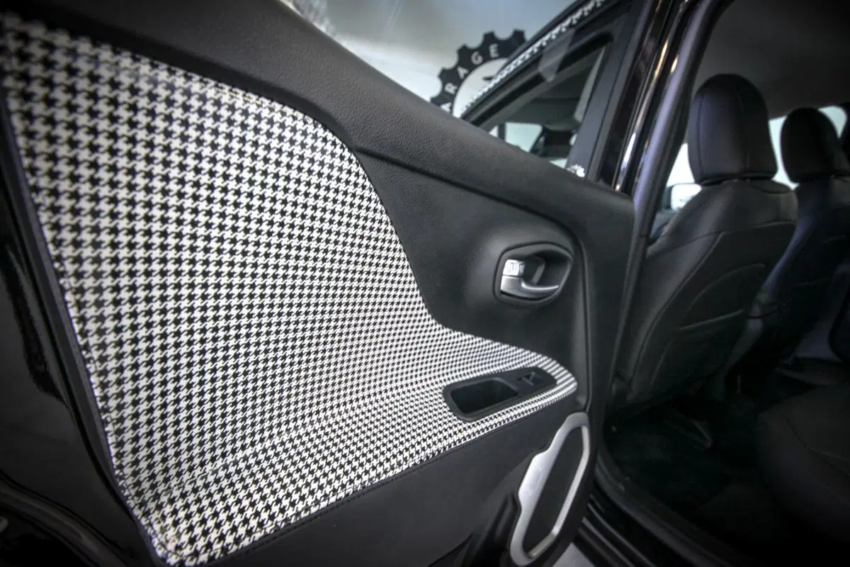 Da Lapo Elkann una Jeep Renegade per Womanity Foundation (19)