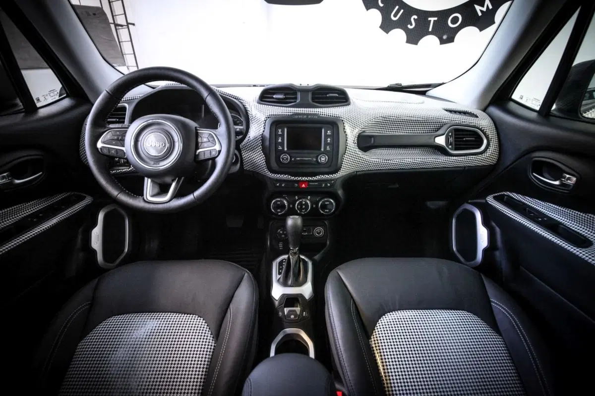 Da Lapo Elkann una Jeep Renegade per Womanity Foundation (21)