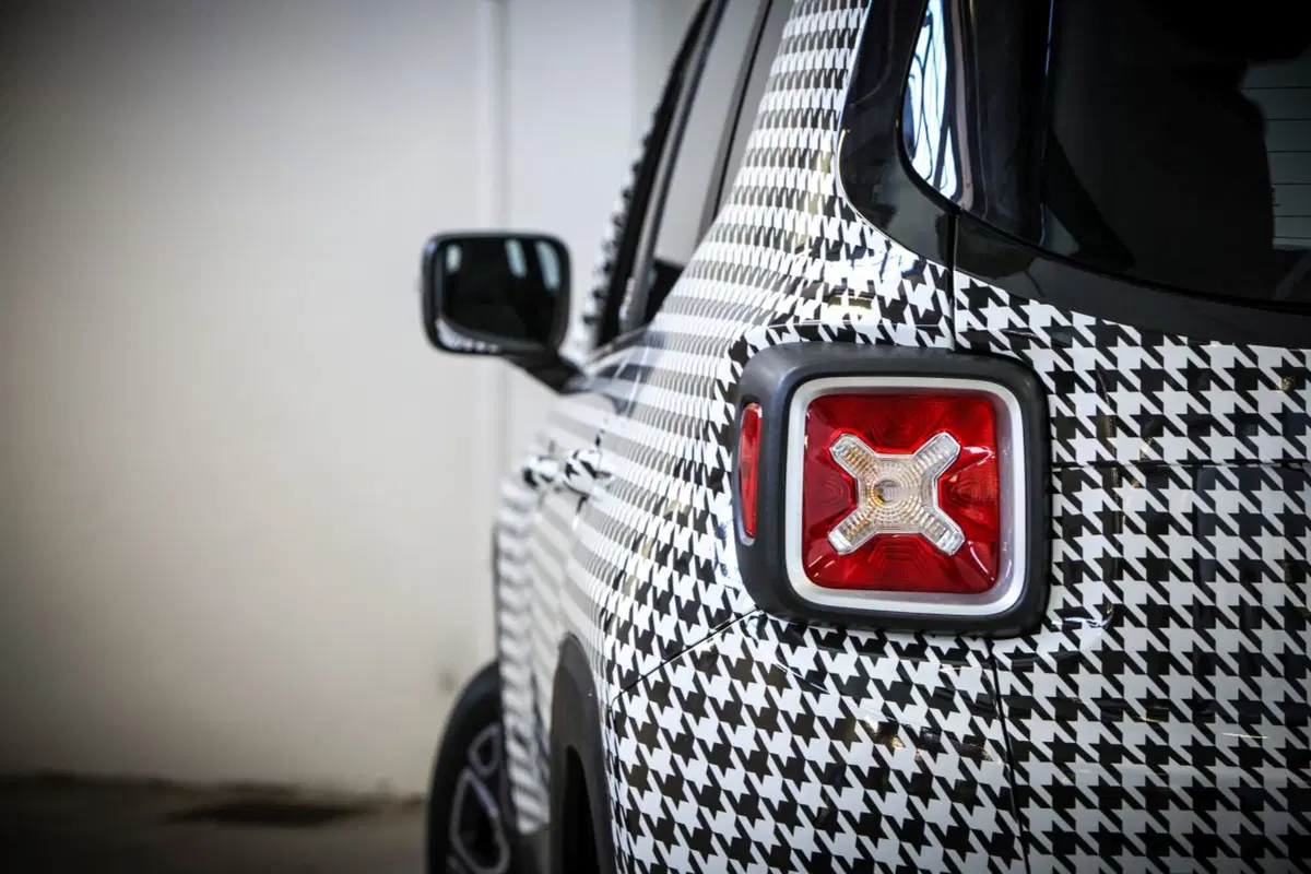 Da Lapo Elkann una Jeep Renegade per Womanity Foundation (22)