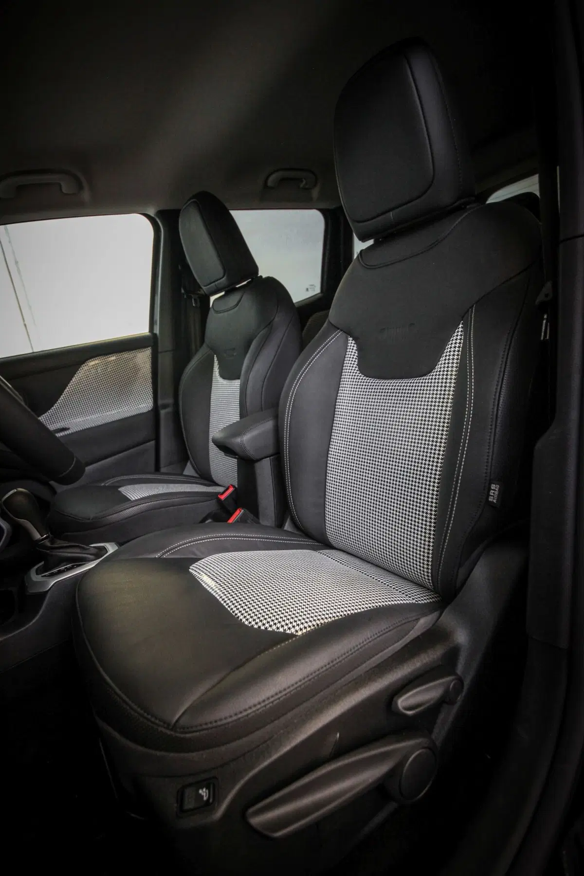 Da Lapo Elkann una Jeep Renegade per Womanity Foundation (24)