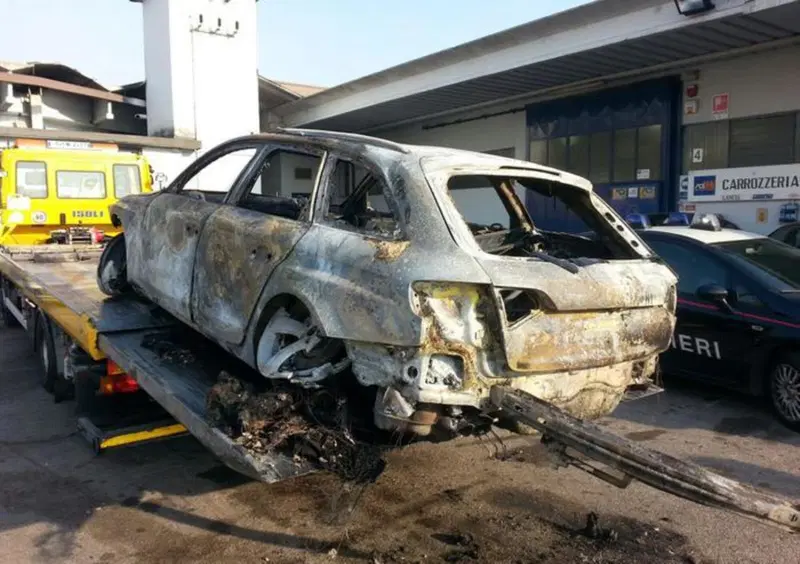 L'Audi RS4 incendiata dai banditi