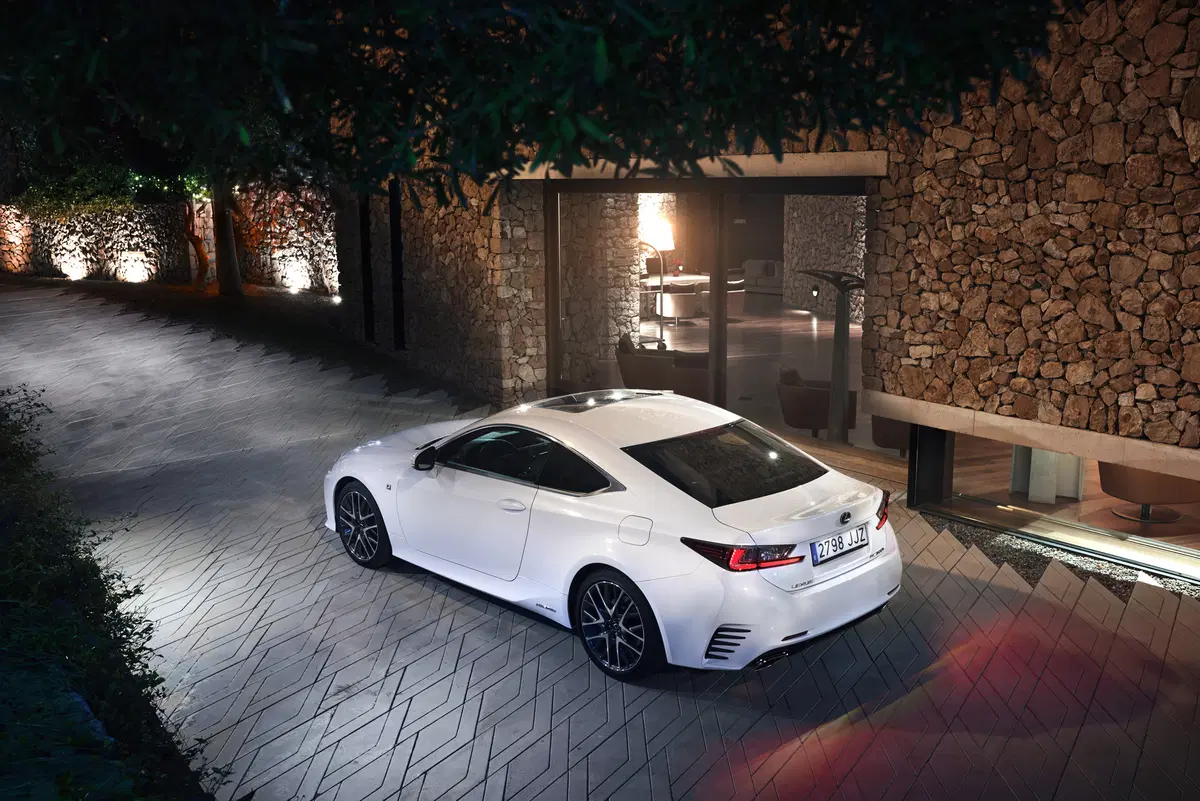 Lexus RC 300h Hybrid (18)