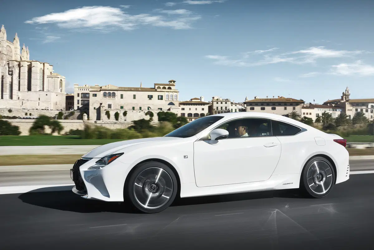 Lexus RC 300h Hybrid (6)