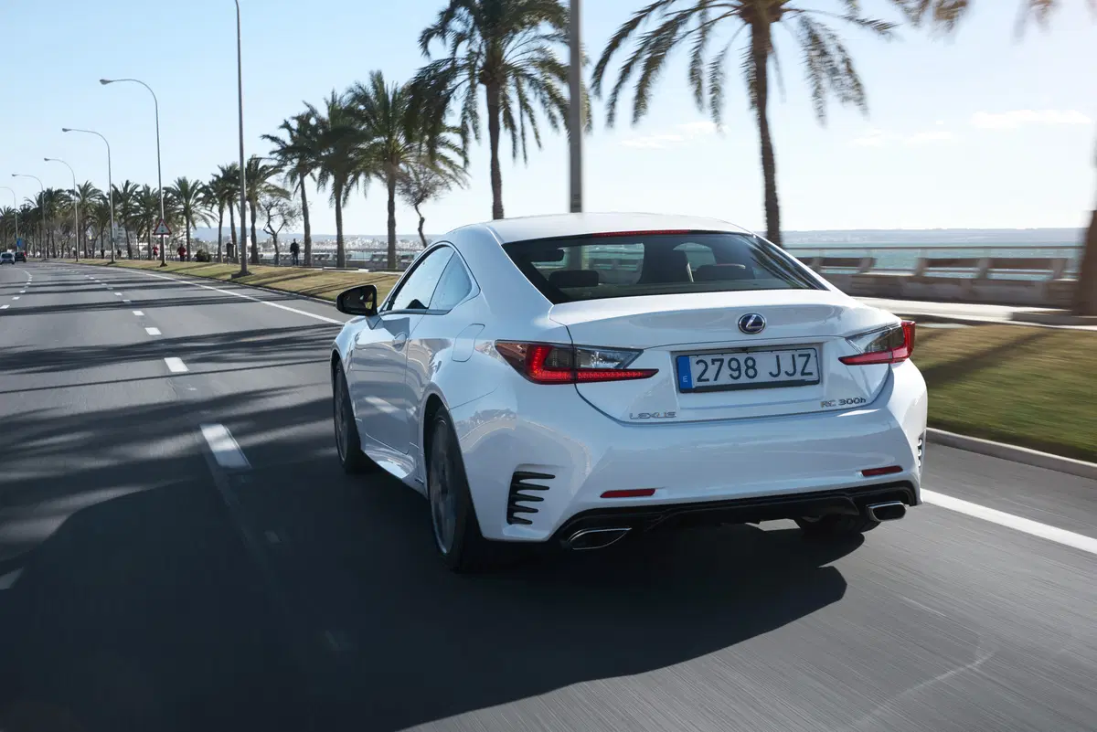 Lexus RC 300h Hybrid (7)