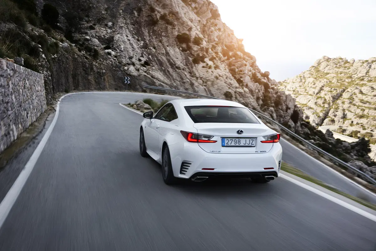 Lexus RC 300h Hybrid (8)
