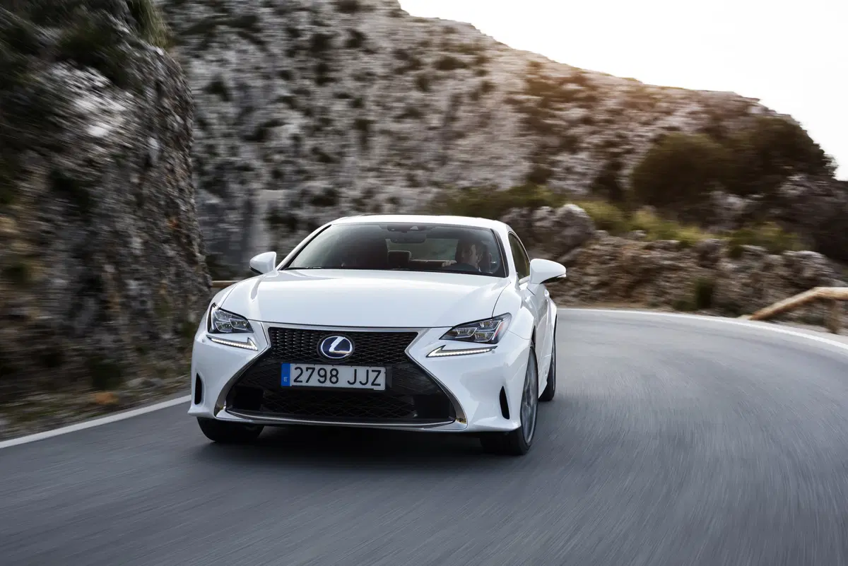 Lexus RC 300h Hybrid (11)