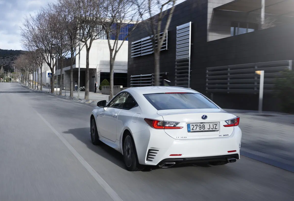 Lexus RC 300h Hybrid (15)