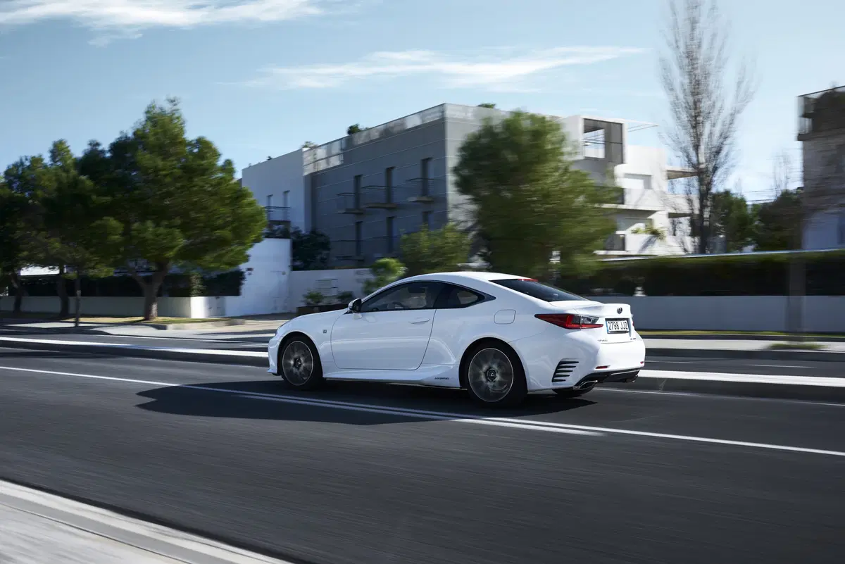 Lexus RC 300h Hybrid (24)