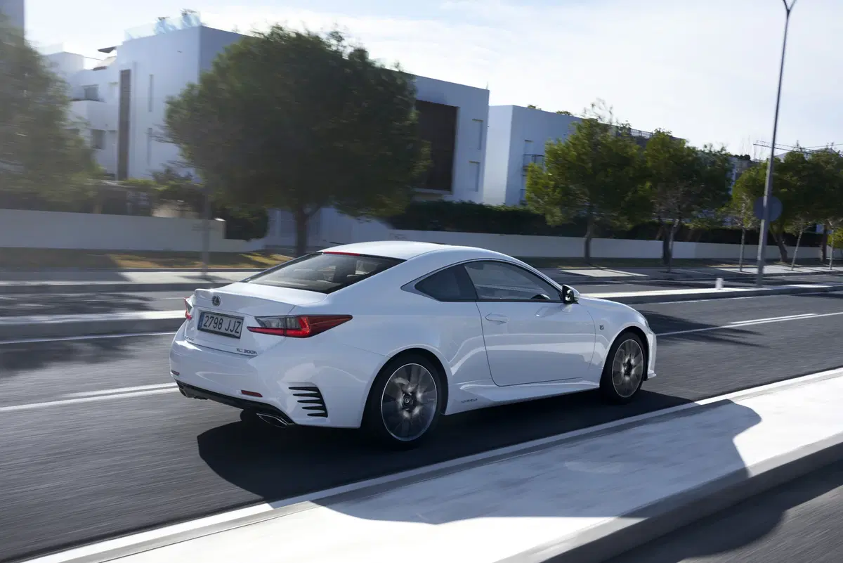 Lexus RC 300h Hybrid (25)