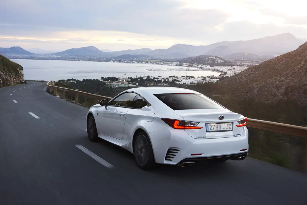 Lexus RC 300h Hybrid (26)