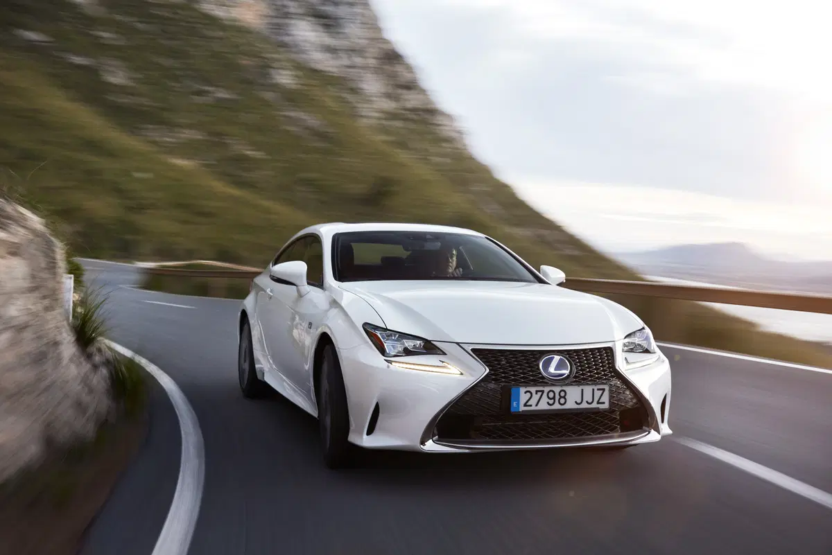 Lexus RC 300h Hybrid (27)