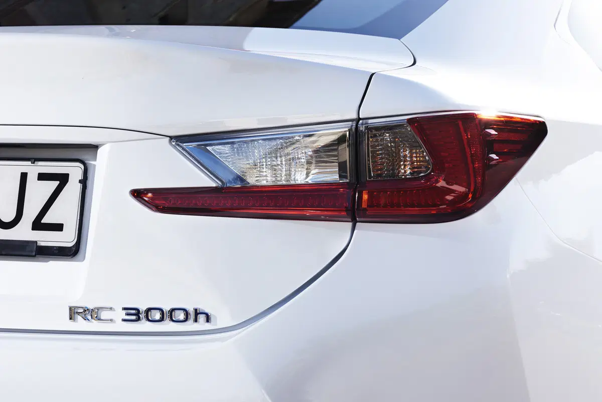 Lexus RC 300h Hybrid (33)