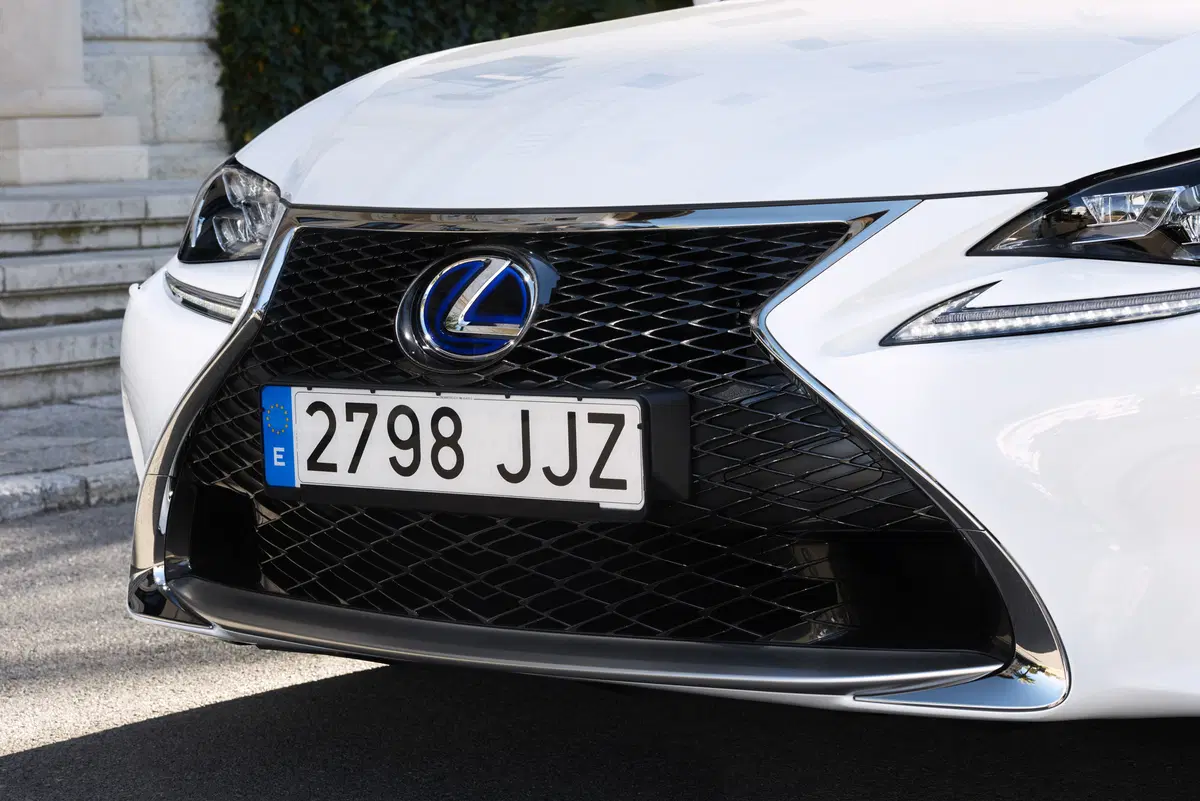 Lexus RC 300h Hybrid (34)