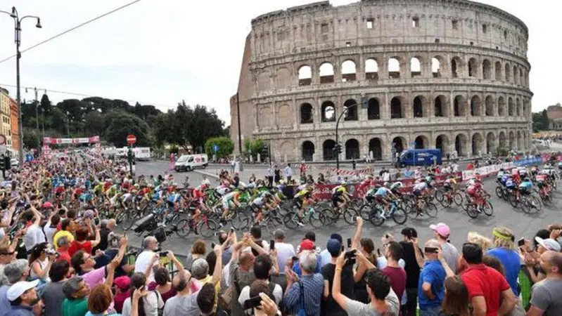 Le buche di Roma &ldquo;frenano&rdquo; il Giro d'Italia 2018
