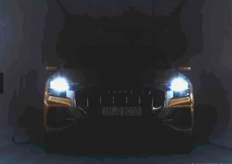 Audi Q8 ecco il frontale in un teaser della casa