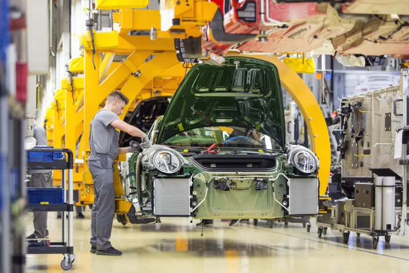 Un lavoratore della Porsche assembla una 911. Quest'anno la Casa tedesca ha erogato un bonus di 9.600 euro per i risultati raggiunti nel 2017