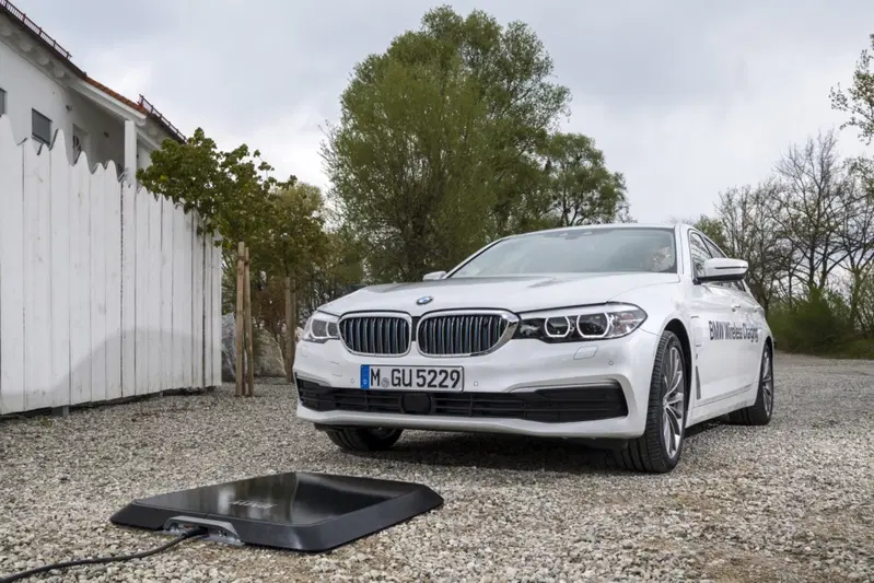 Un prototipo elettrico con ricarica "wireless" di BMW. La mobilit&agrave; a emissioni zero rappresenta una delle maggiori sfide per i costruttori teutonici