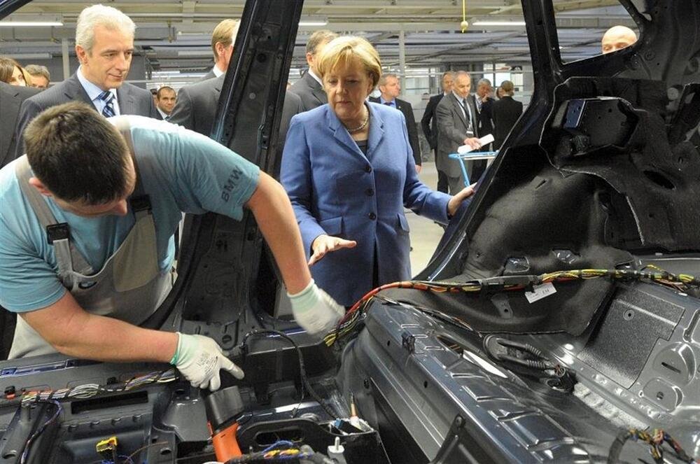 La cancelliera tedesca Angela Merkel visita uno stabilimento BMW a Lipsia