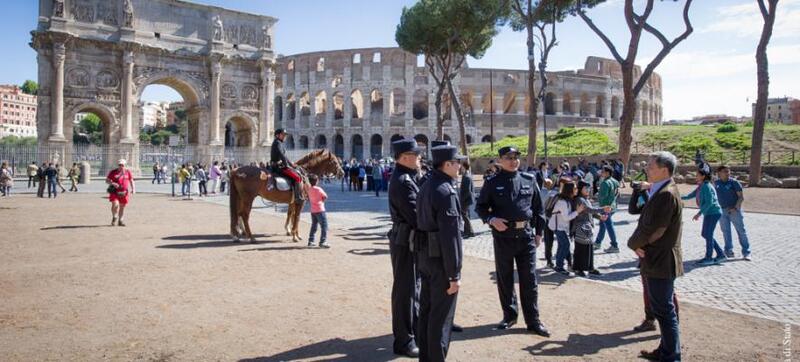 Poliziotti cinesi in pattugliamento a Roma nella zona del Colosseo