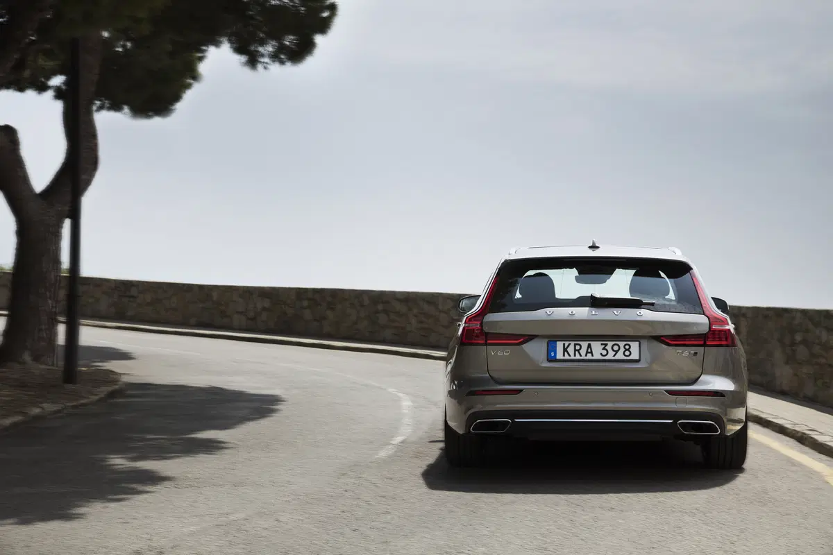 Volvo V60 2018 | tanta sicurezza al servizio della famiglia [Video]