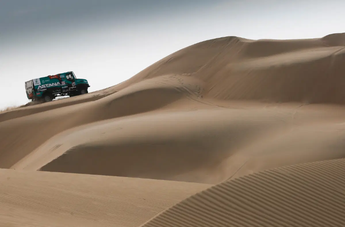 Dakar. Via, al lavoro. Dakar concentrato di Storia