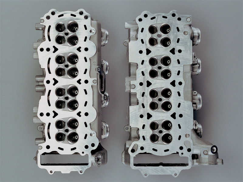 Teste di due versioni successive di un motore a quattro cilindri a sedici valvole. In questo caso, le camere di combustione sono ricavate direttamente di fusione. Inevitabilmente, il volume non &egrave; proprio identico per tutte