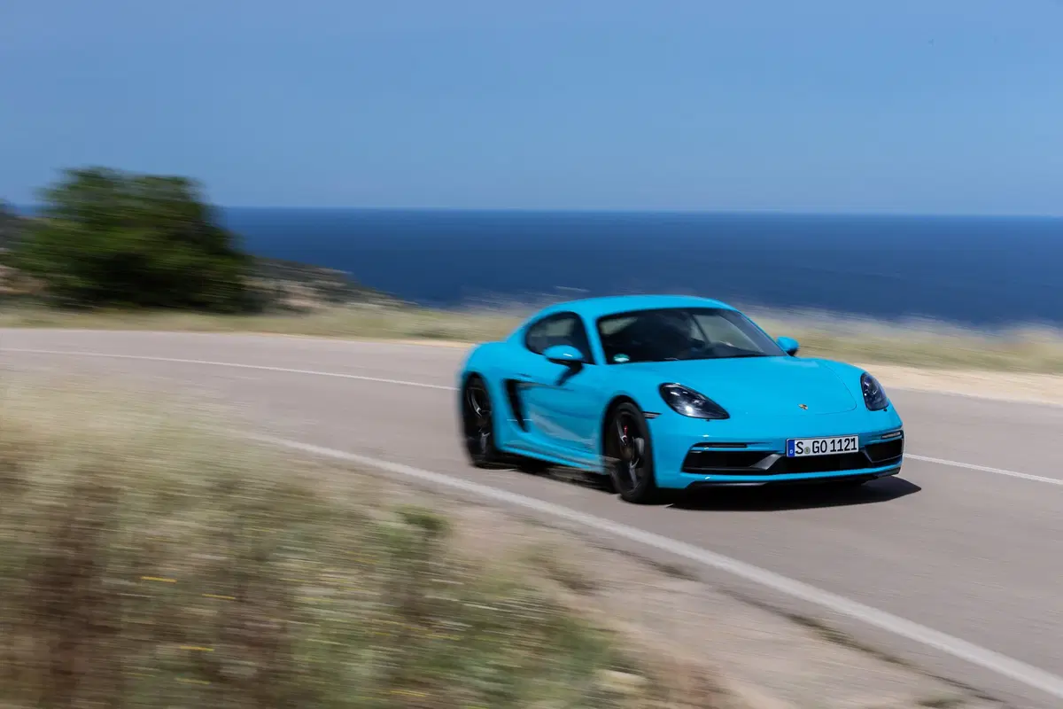Porsche 718 Cayman GTS: bella fuori, cattiva dentro [Video] (15)