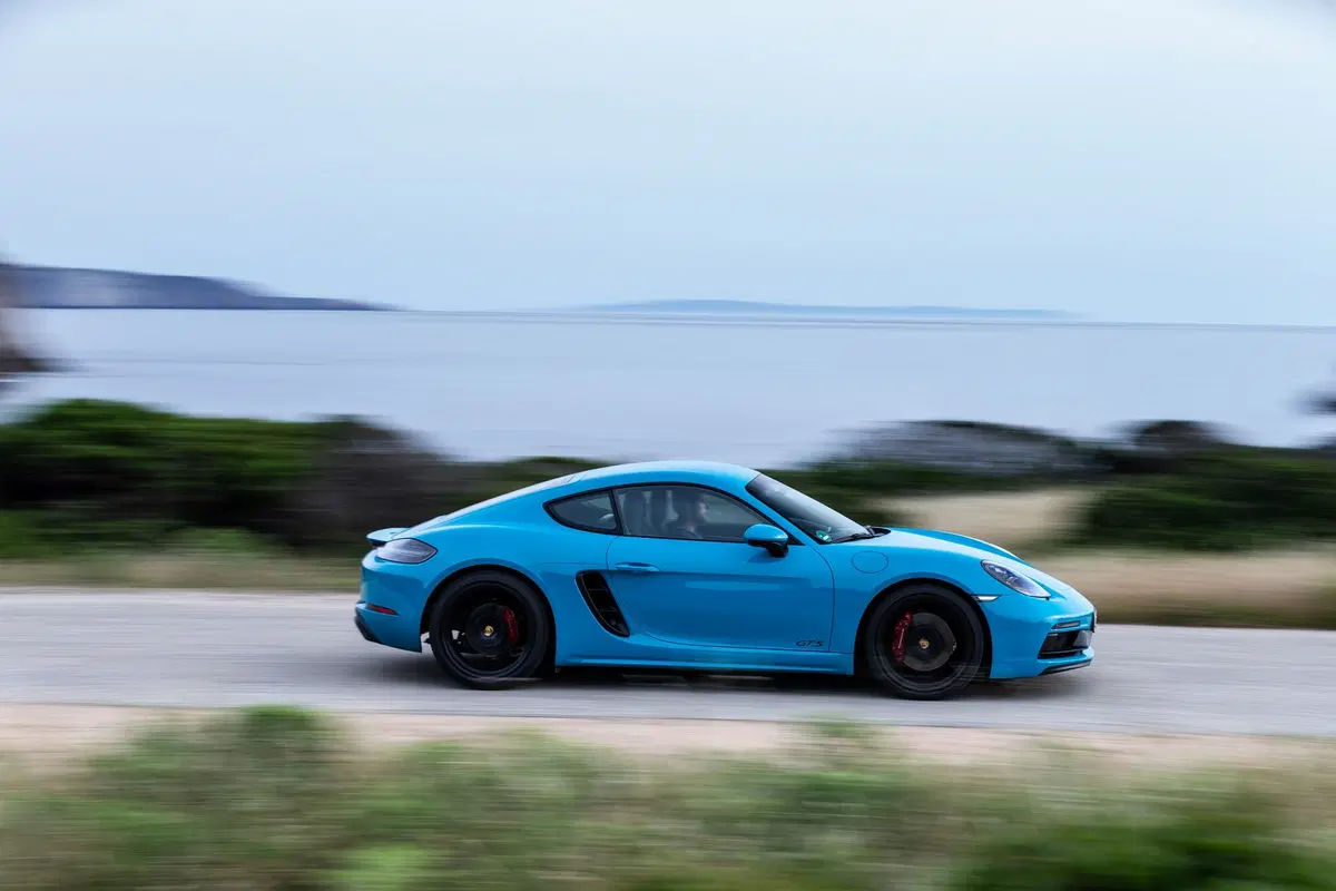 Porsche 718 Cayman GTS: bella fuori, cattiva dentro [Video] (17)