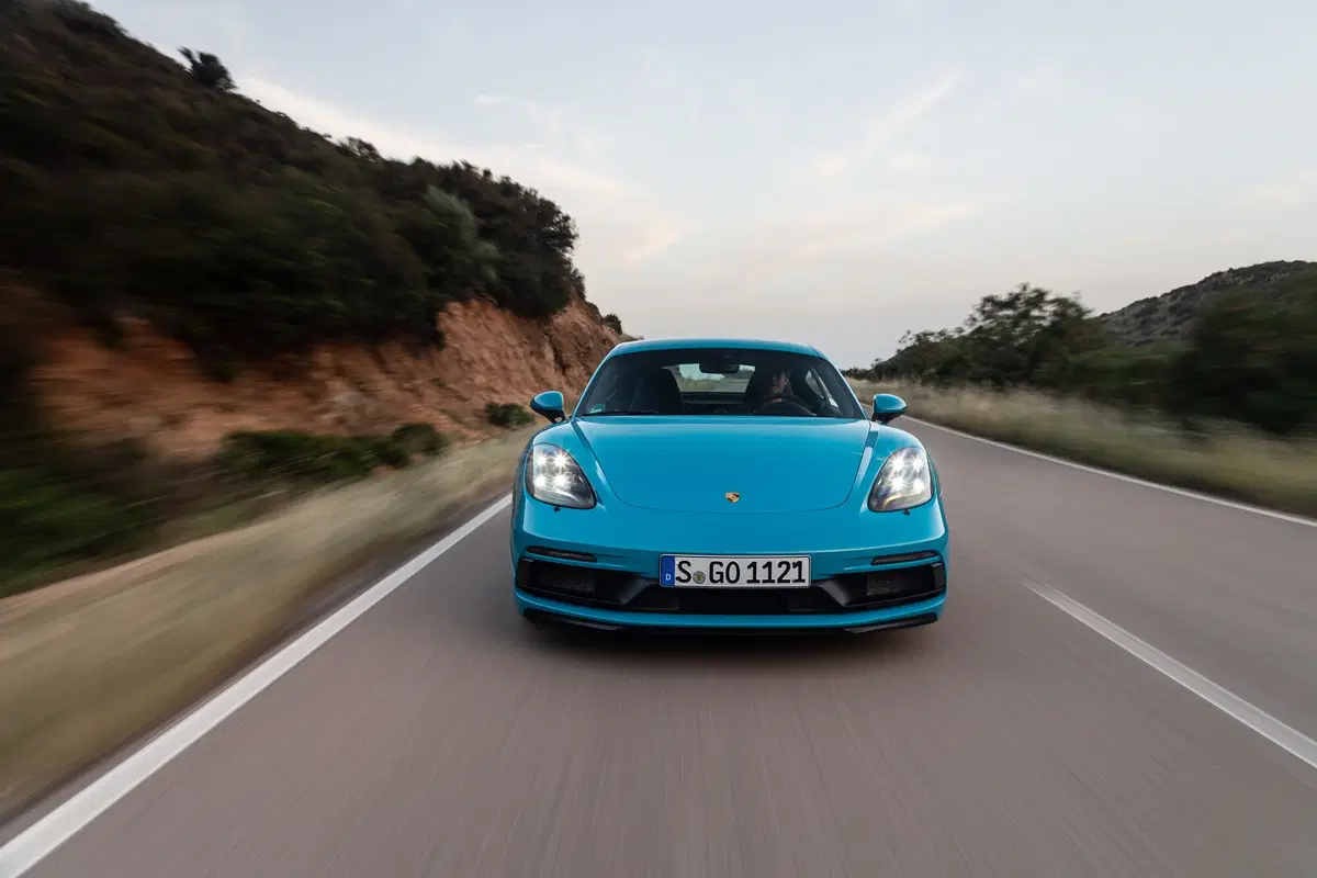 Porsche 718 Cayman GTS: bella fuori, cattiva dentro [Video] (21)