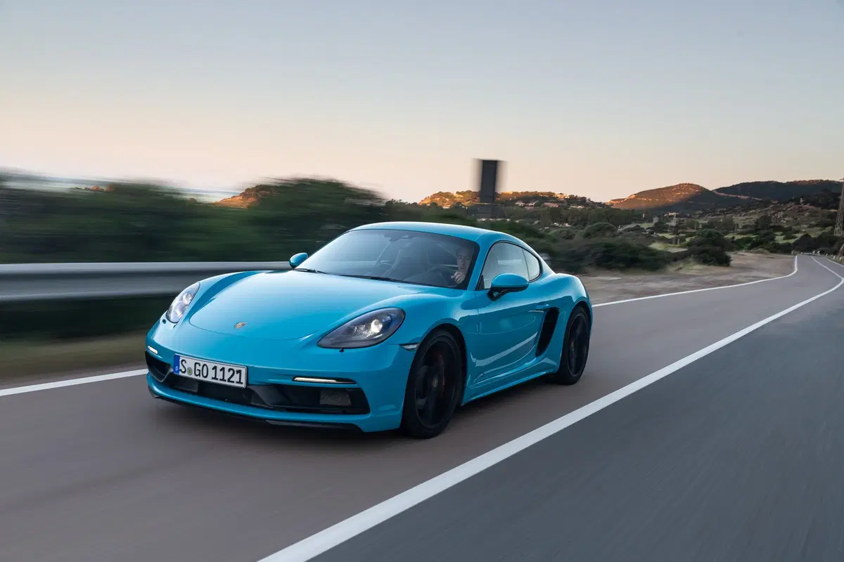 Porsche 718 Cayman GTS: bella fuori, cattiva dentro [Video] (22)