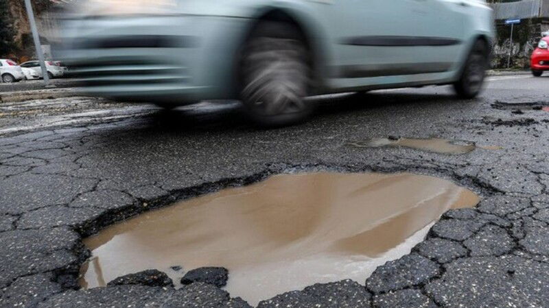 Roma: l&rsquo;asfalto sigillante &egrave; gi&agrave; in pezzi, sono tornate le buche