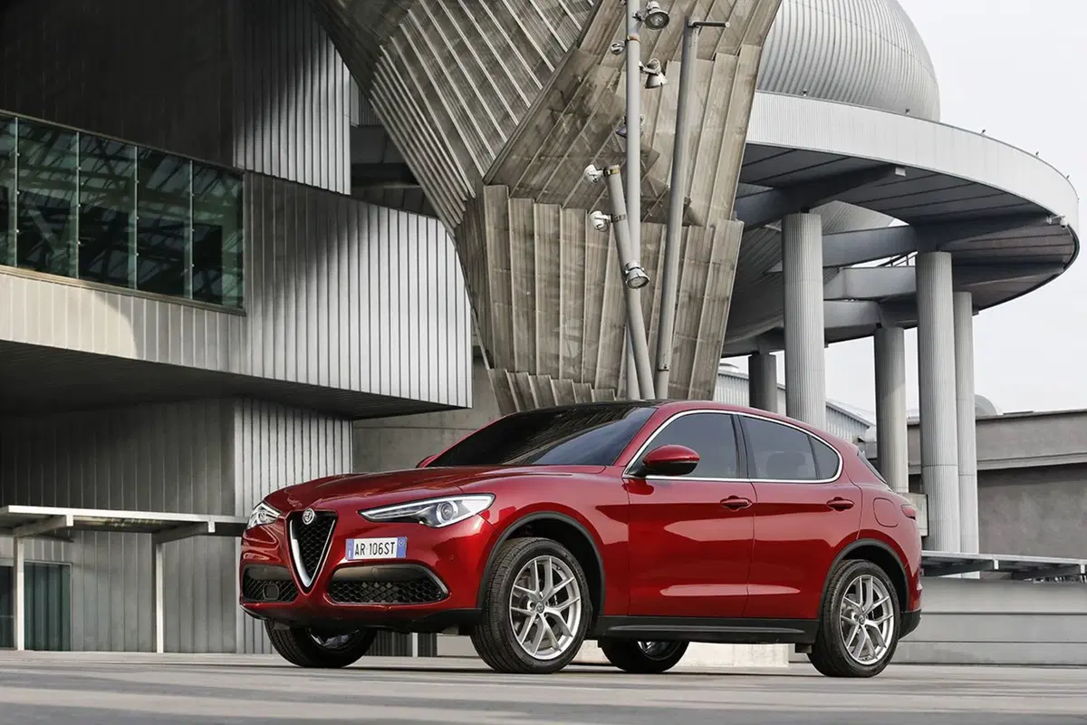 Alfa Romeo Stelvio, ecco i prezzi aggiornati del SUV milanese (8)