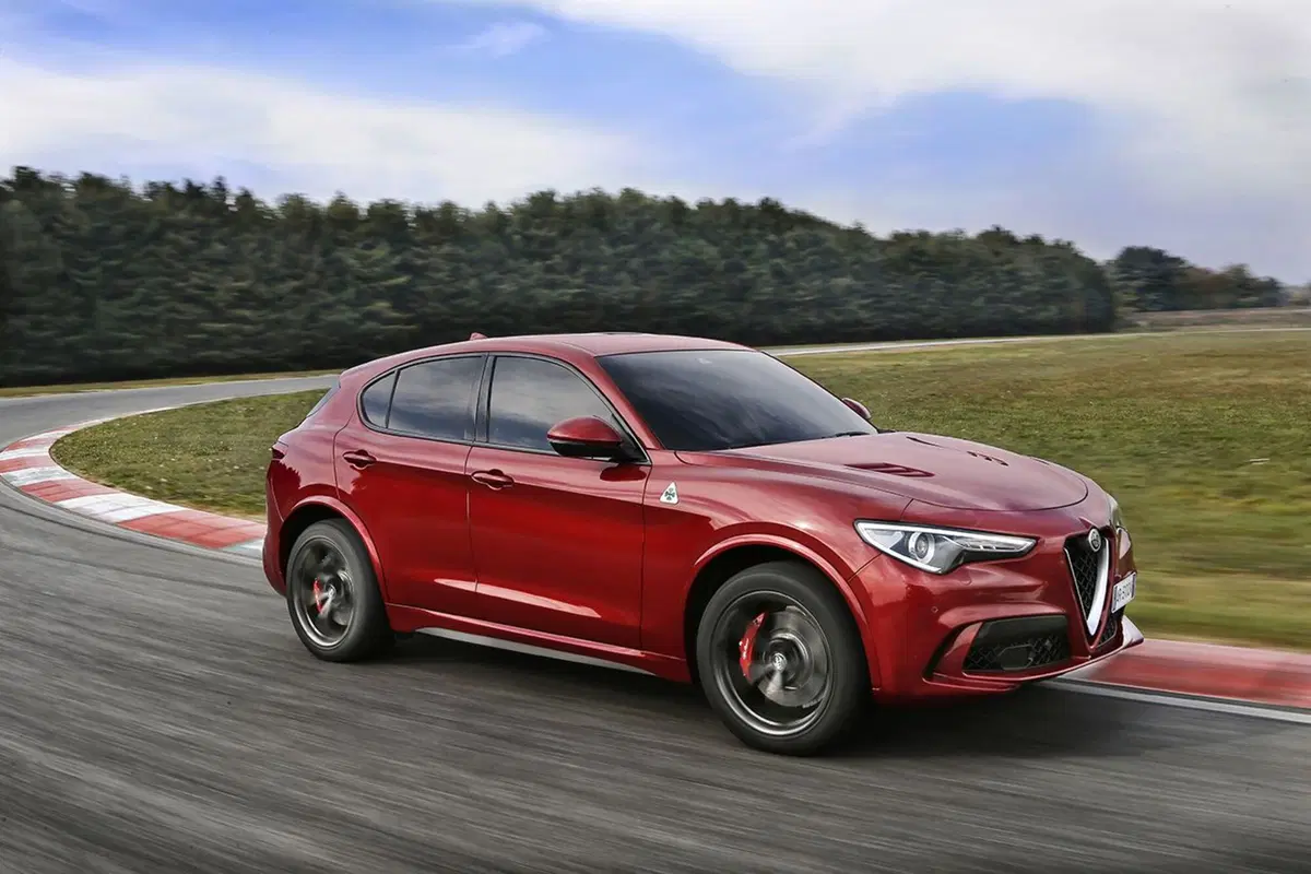 Alfa Romeo Stelvio, ecco i prezzi aggiornati del SUV milanese (2)
