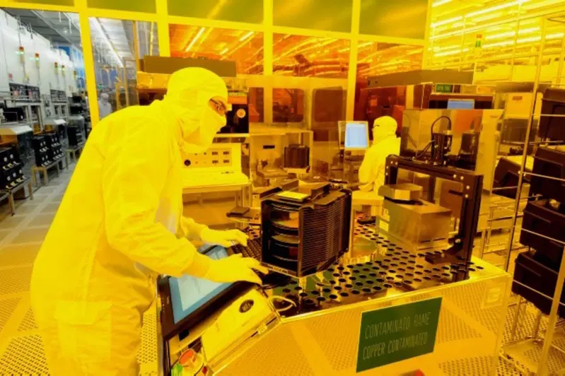 Nelle &ldquo;clean room&ldquo; si lavora cos&igrave;: tute, maschere e guanti, per non contaminare i preziosi wafer di silicio