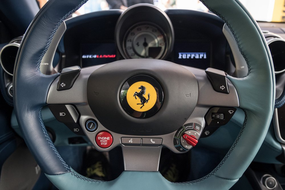 Il volante e la strumentazione della Ferrari di Garage Italia
