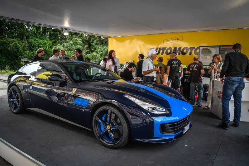 L'impatto della GTC4 Azzurra, con il bicolore, &egrave; molto diverso da quello della versione normale