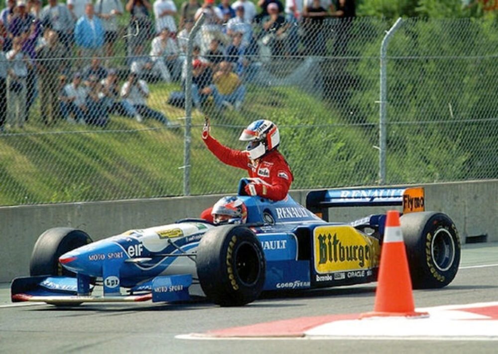 Michael Schumacher offre un passaggio a Jean Alesi dopo la vittoria del francese nel GP del Canada 1995