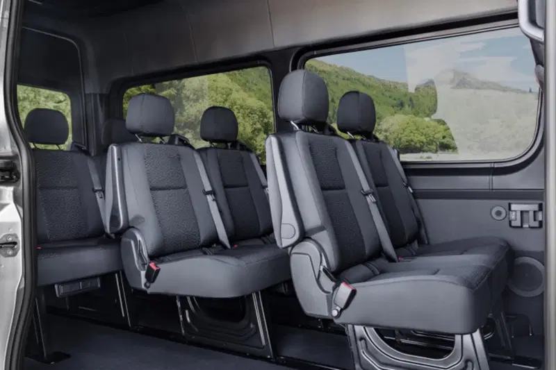 Il classico Shuttle di alto livello &egrave; uno degli impieghi di Sprinter, presto anche elettrico