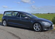 Tesla Model S carro funebre, per funerali “ecofriendly”